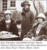 Foto av två kvinnor sittande vid ett bord utomhus. Mellan dem står Alva Belmont i hatt och kappa. Under bilden står texten: Den franska rösträttskvinnan Maria Vérone tillsammans med Alva Belmont och Alice Paul i Paris våren 1925.