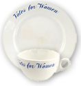 En tallrik och en kopp i vitt med blå text: Votes for Women