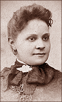 Porträttfoto av kvinna som ser snett åt höger