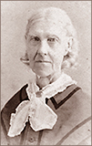 Porträttfoto av Angelina Grimké Weld på äldre dagar. Hon har en spetshalsduk på sig och ser rakt in i kameran