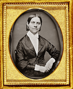 Ovalt foto av ung Lucy Stone i en guldram