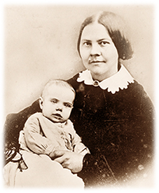 Foto i halvfigur av Lucy Stone med dottern Alice som bäbis