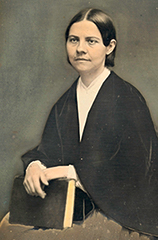 Handkolorerat foto av Lucy Stone vid tiden för studierna vid Oberlin College. Hon sitter med en bok i händerna och ser snett framåt