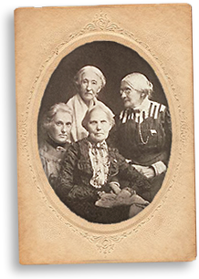 Ovalt foto av fyra kvinnor i en pappersram med mönster på