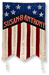 Ett standar med tyg som påminner om amerikanska flaggan och texten "Susan B. Anthiny"