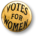 Gammaldags rockmärke med guldfärgad botten och svart text: Votes for Women