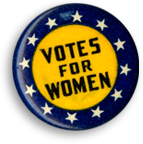 Rockmärke med texten Votes for Women i mitten och omringat av gula stjärnor mot blå botten