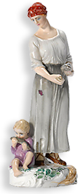 Porslinsfigur föreställande en mamma klädd i trasiga grå kläder, men med en röd sjal med prickar på över huvudet. Hon håller fiskar i händerna och tittar bekymrat mot ett barn som sitter vid hennes fötter och leker med en fiskhuvudet