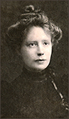 Porträttfoto av en ung Mary Macarthur med håret uppsatt mitt på huvudet