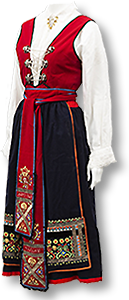 Foto av Värendsdräkten med klarröd väst och klarrörr skärp och svart kjol, allt med en mängd broderier i starka färger