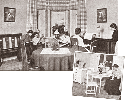 Foto av ett rymligt vardagsrum med rutiga gardiner där fyra kvinnor sitter, en spelar piano, en lyssnar, två läser något tillsammans. Bredvid ett foto av en kvinna som sitter och syr vid ett bard med tre stolar och en ljus byrå, en fotoskenlampa på bordet och blomma i fönstret