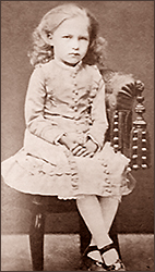 Foto av Kerstin som barn, sittande på en stol