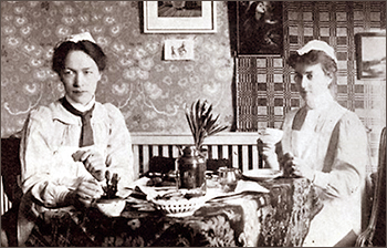 Foto av Kerstin Hesselgren och en annan kvinna som sitter vid ett kaffe- eller té-bord