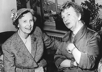 Foto av leende Ottar med Margaret Sanger, bägge i halfugir. Ottar har en piffig hatt på sig