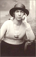 Foto i halvfigur av ung Siri Derkert iförd en hatt