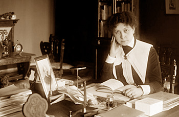 Valfrid Palmgren Munch-Petersen vid sitt arbetsbord