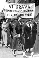 Foto av hembiträden i en demonstration. På banderollen står det: "Vi kräva 8-timmarsdagens tillämpning för hembiträden!"