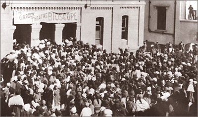 Foto av en jättestor folksamling framför ett hus