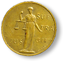 En guldmedalj med fru Justitia och texten JUS SUF FRA GII