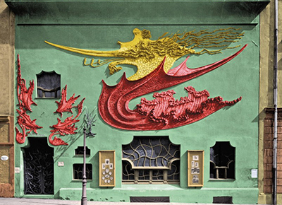 Den extrema fasaden till Ateljé Elvira. Art Nouveau med en drake i gult och rött.