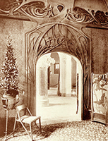 Dörröppning och stol i Art Nouveau-stil
