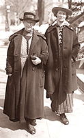 Foto av två kvinnor gående på en gata