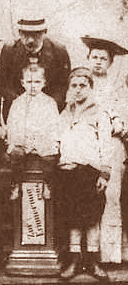 Foto av Fritz, Clara, Hermann och en större pojke.