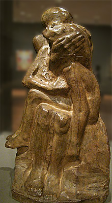 Skulptur: En flicka i knät på en man som håller om hennes huvud