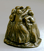 Skulptur av kvinnor som tillsammans omringar och skyddar sina barn