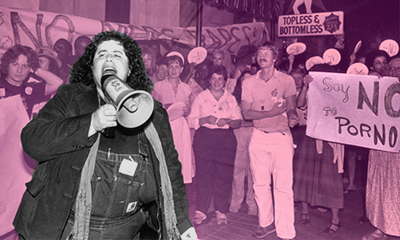 Foto av Andrea Dworkin som står i förgrunden och skriker i en megafon, i bakgrunden demonstranter med banderoller och plankat utanför en porrklubb. På plakatet närmast i bild står: Say NO to PORNO