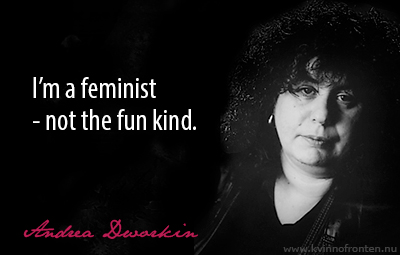Svartvitt foto av Andrea Dworkin. Bredvid henne står texten: I'm a feminist - not the fun kind.