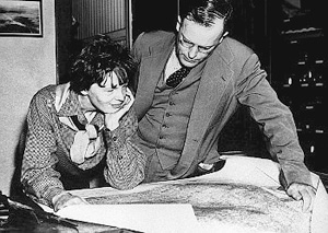 Foto av Amelia Earhart och George Putnam som studerar en karta.
