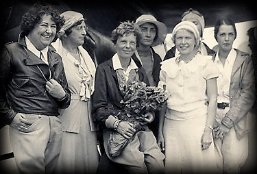 Foto av Amelia Earhart occh ett gäng andra kvinnliga piloter.