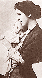 Foto av Elizabeth Gurley Flynn med baby Fred i famnen. Hon står i profil medan han ser in i kameran