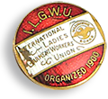 Mycket gammalt rockmärke för ILGWU i metall med färgerna rött, guld och vitt och namnet med guldbokstäver