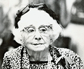 Porträttfoto av Rose Schneiderman som mycket gammal, vithårig och med glasögon