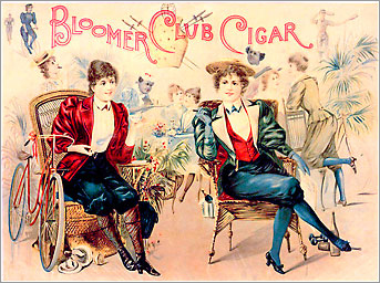 Omslag till en cigarrask med texten "Bloomer Club Cigar". Två kvinnor sitter på rottingstolar. En har en cykel bredvid sig. Den andra röker cigarr.