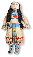 Gammal sioux-docka med ljusblå pärlsandaler, skärp och mönster på dräkten.