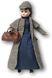 Docka iklädd Nellie Blys typiska jacka och hatt samt en tillhörande brun väska