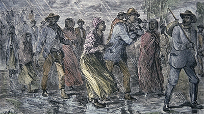 Illustration av många människor som går under ett oväder med regn. Några bär på barn.