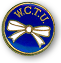 Knapp med vit rosett mot blå botten, allt omgivet av en guldlinje och med guldbokstäver står: W.C.T.U.