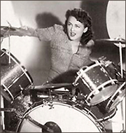 Foto av ganska ung Viola Smith vid sina trummor