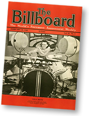 Omslag till tidningen The Billboard med Viola längst bak i bild och hennes trummor i nörbild på en svartvit bild på det röda omslaget