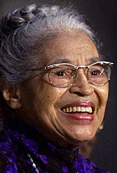 Foto av en leende Rosa Parks på äldre dar.