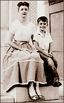 Foto av Bette och sonen Mike som liten. De sitter sitter utomhus. Mike ler stort, bägge ser in i kameran