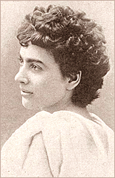 Porträttfoto i profil av Lizzie Magie som ung, med lockigt mörkt hår