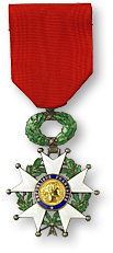 Ursparat foto av medalj från franska Hederslegionen. Den har ett rött band, medan själva medaljen är i vitt och grönt