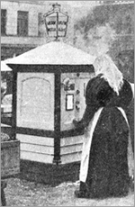 Foto av kvinna i sjal bredvid en automat som det står "Varm mjölk" på