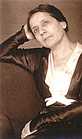 Bruntonat foto av Lise Maitner finklädd, i halvfigur