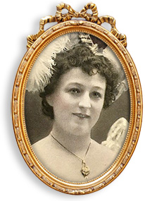 Porträttfoto av Anna i scenutstyrsel (fjädrar i håret, sminkat etc), inramat i en guldram med rosett upptill